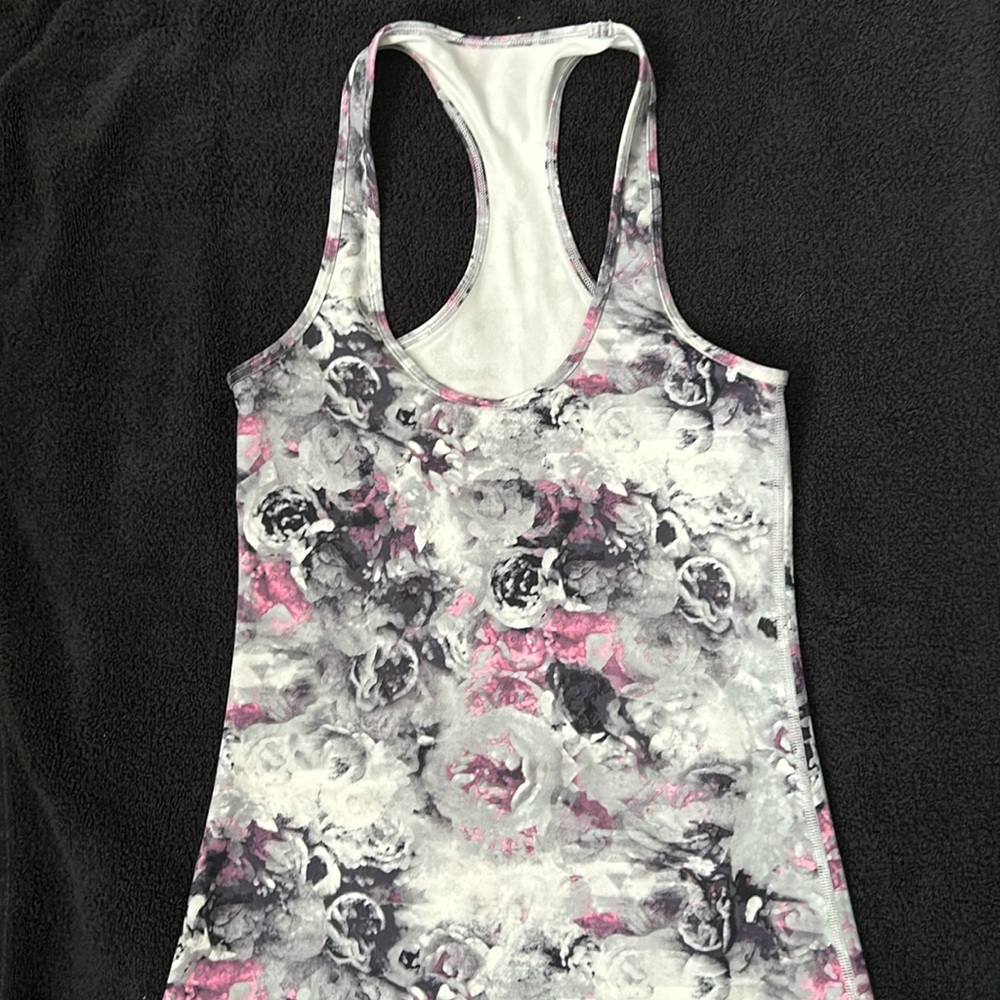 Like new lululemon tank size 2/4